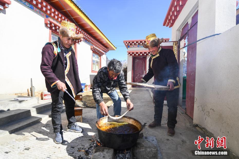 西藏林芝边境小康村迎藏历新年