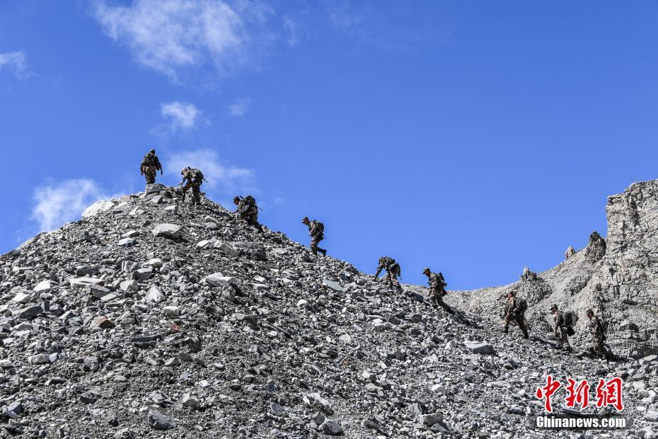 雪山上的边防军图片图片