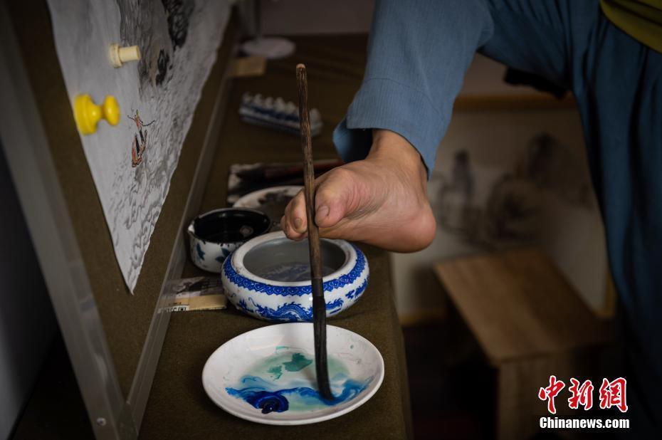 重庆无臂画家绘出精彩人生