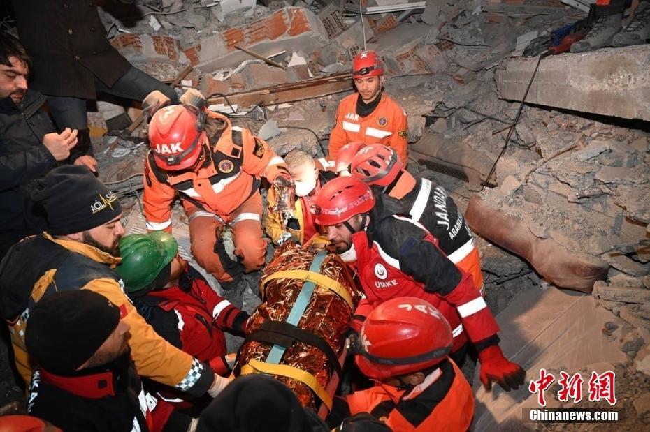 土耳其强震搜救持续 救援人员废墟中寻找幸存者