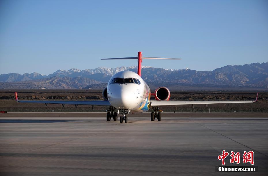 新疆吐鲁番:实拍国产支线客机arj21航班旅客登机起飞全过程