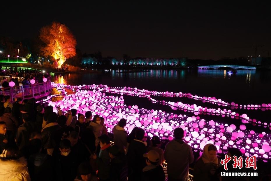 北京市民亮马河畔欣赏灯光秀