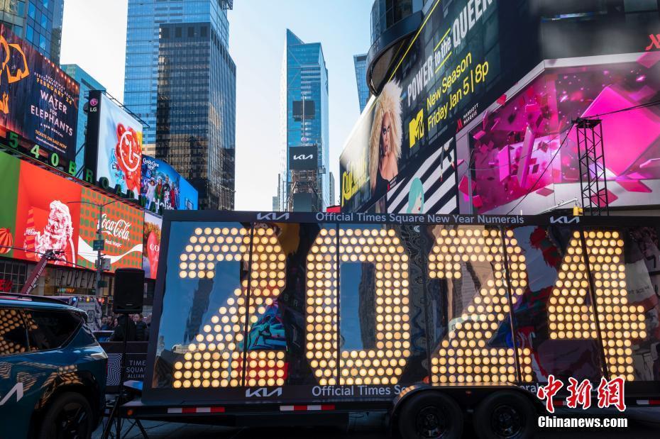 巨型数字灯“2024”亮相纽约时报广场