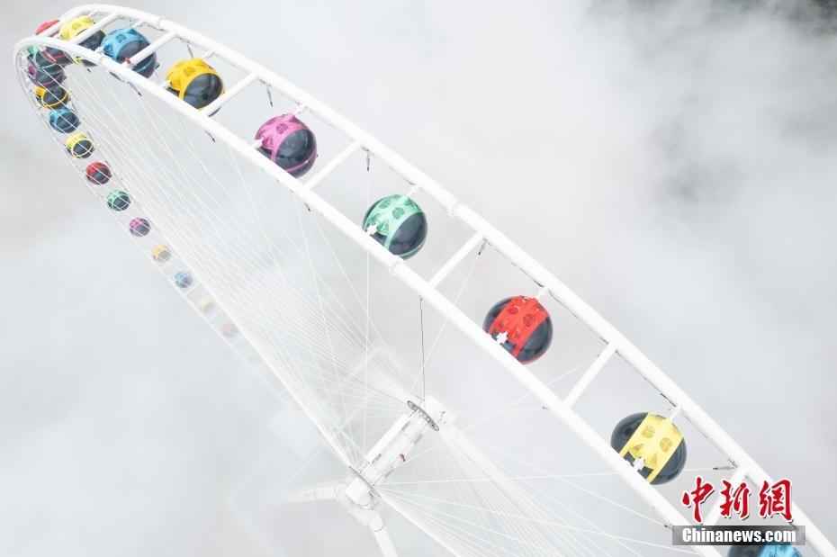 重庆云端摩天轮吸引游客