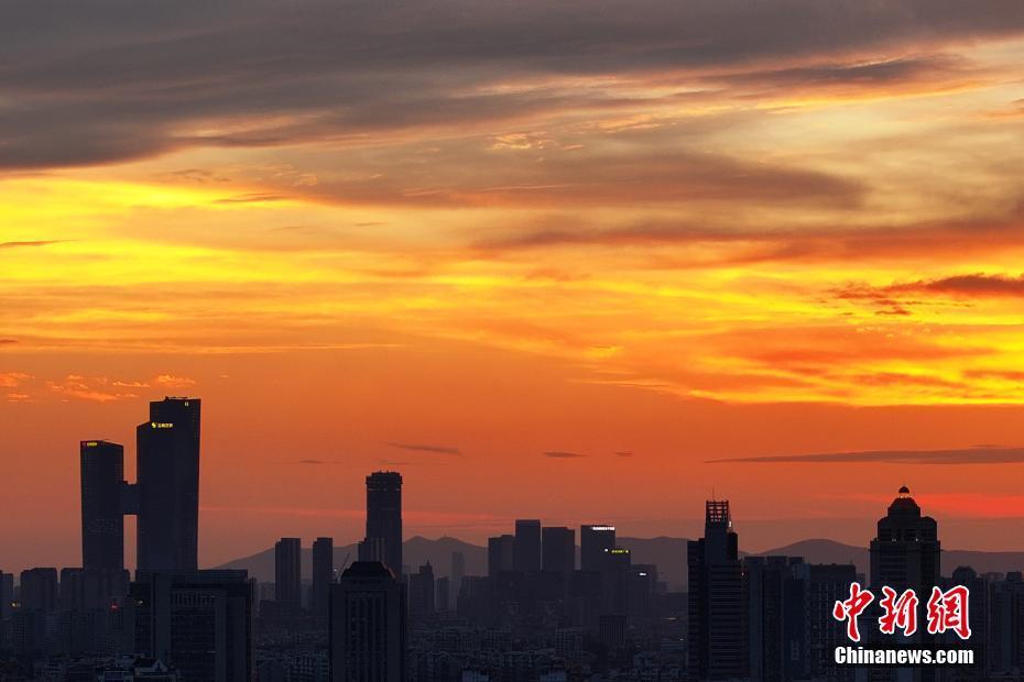 南京高溫天“蒸”出絢麗晚霞