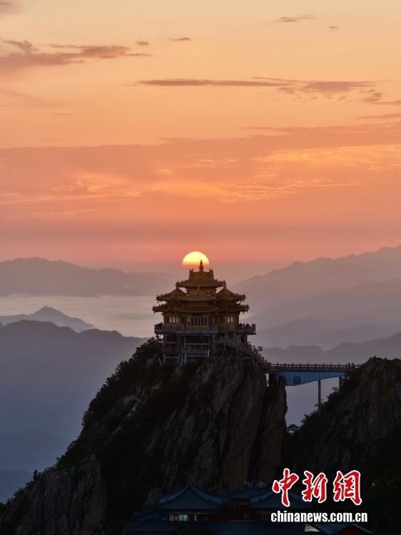 河南老君山现绝美秋日晨曦