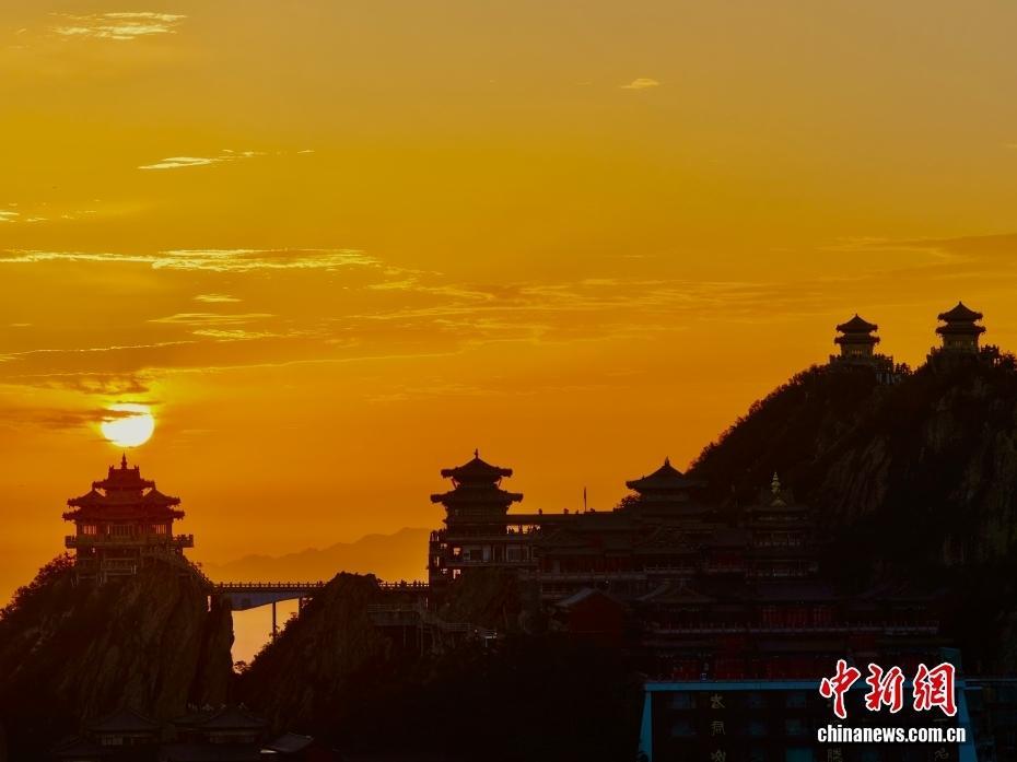 河南老君山现绝美秋日晨曦