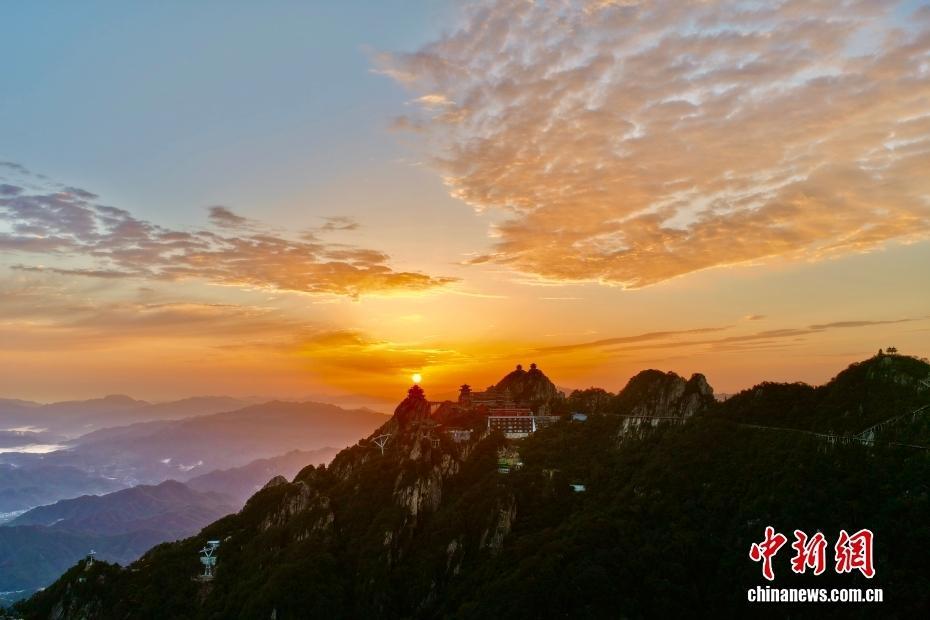 河南老君山现绝美秋日晨曦