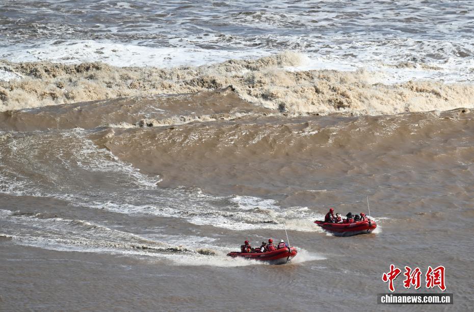 浙江海宁：钱塘江大潮汹涌壮观吸引游客