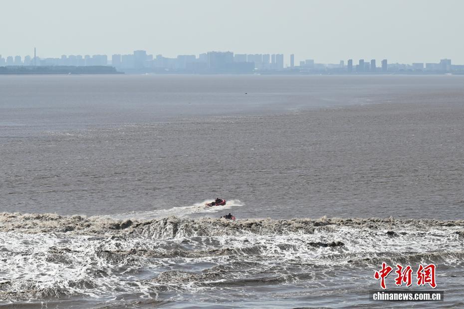 浙江海宁：钱塘江大潮汹涌壮观吸引游客