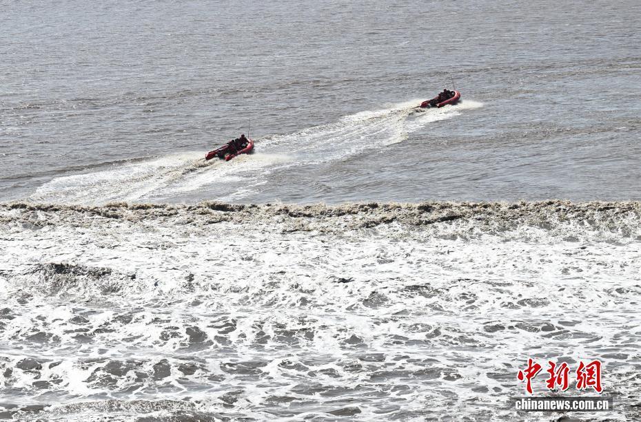 浙江海宁：钱塘江大潮汹涌壮观吸引游客