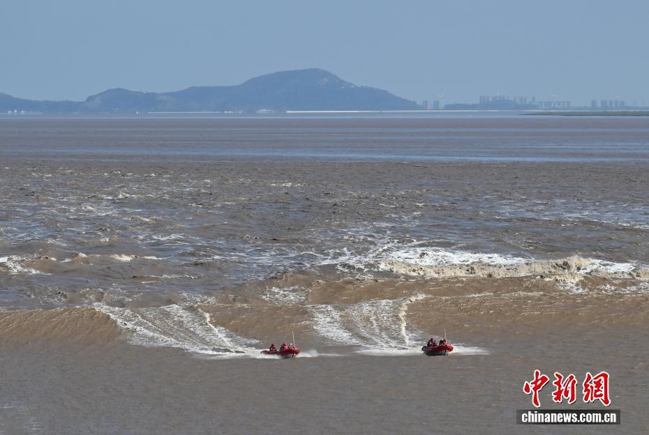 浙江海宁：钱塘江大潮汹涌壮观吸引游客
