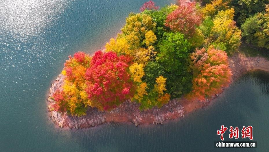 浙江淳安：千岛湖岛屿色彩斑斓景色如画