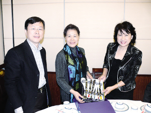 中领事贺陈筱玲当选德州众议员赞华人参政代表