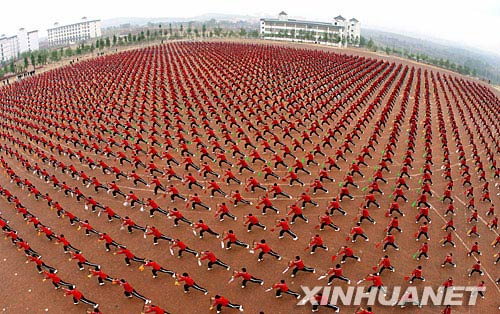 图为少林寺塔沟武术学校的学员在广场上集合会操.
