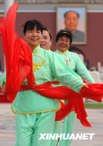 秧歌队,腰鼓队等,在天安门广场上表演,展示富有民族特色的群众文化
