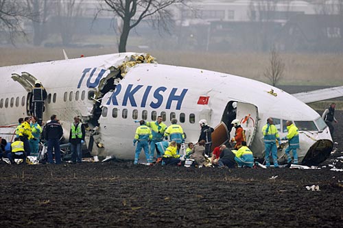 一架土耳其客机在荷兰阿姆斯特丹坠毁(组图)