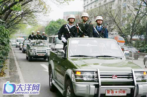 由120名官兵组成的广州联合警备纠察队广州联合警备纠察队军车违章,查