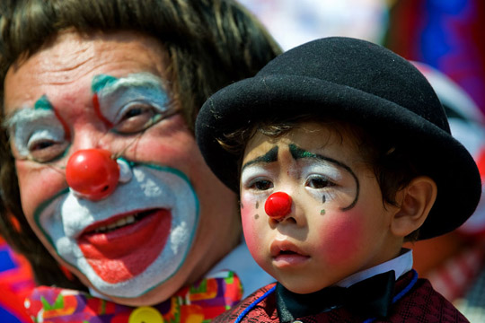 数百"小丑"墨西哥街头大游行