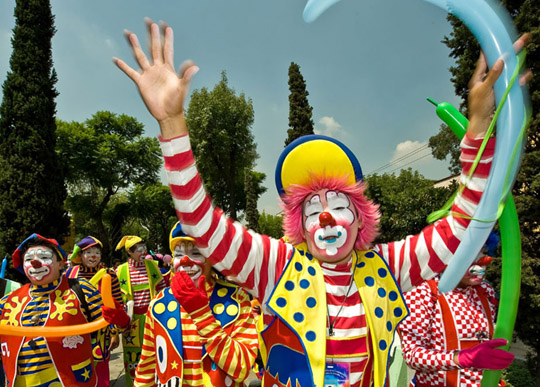 数百小丑墨西哥街头大游行2