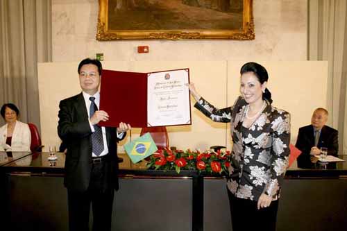 巴西中华总商会会长荣获圣保罗荣誉市民称号(图)